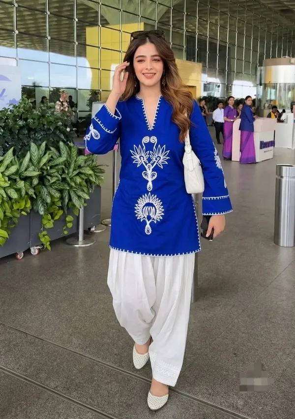 Trendy_Royal_Blue_×_Elegant_Off-White_🤍