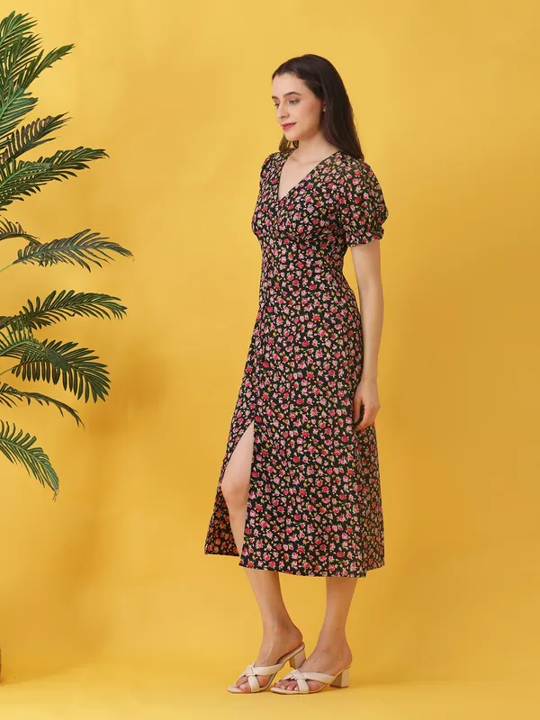 Floral_Printed_Black_Crepe_V_Neck_Short_Puff_Sleeve_Fit_and_Flare_Midi_Dress