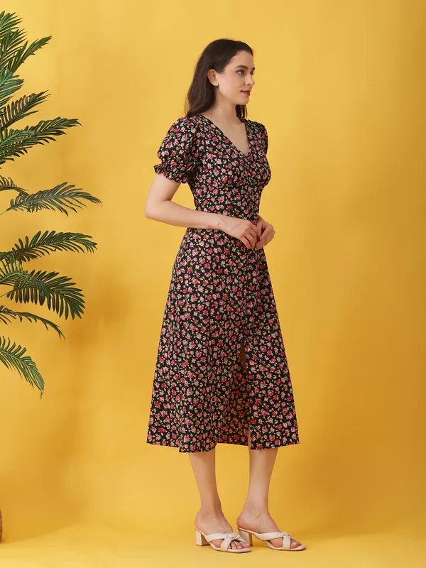 Floral_Printed_Black_Crepe_V_Neck_Short_Puff_Sleeve_Fit_and_Flare_Midi_Dress