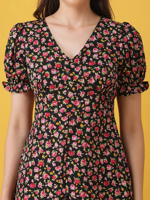 Floral_Printed_Black_Crepe_V_Neck_Short_Puff_Sleeve_Fit_and_Flare_Midi_Dress