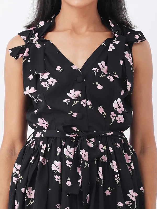Women_Floral_Printed_Black_Crepe_V_Neck_Sleeveless_Casual_Peplum_Top