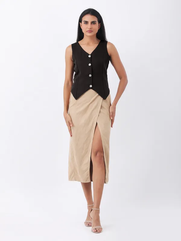Women_Solid_Black_Banana_Crepe_V_Neck_Sleeveless_Wasit_Coat