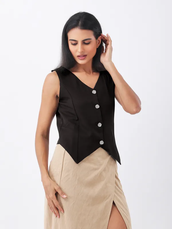 Women_Solid_Black_Banana_Crepe_V_Neck_Sleeveless_Wasit_Coat
