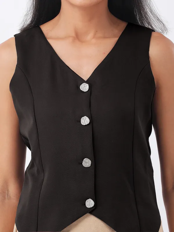 Women_Solid_Black_Banana_Crepe_V_Neck_Sleeveless_Wasit_Coat