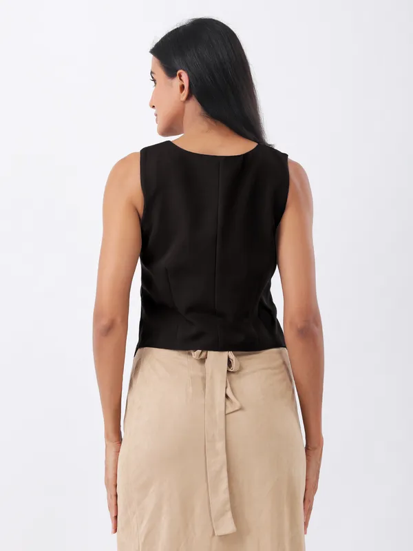 Women_Solid_Black_Banana_Crepe_V_Neck_Sleeveless_Wasit_Coat