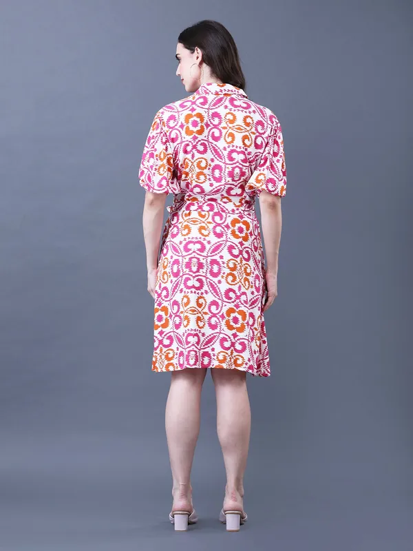 Floral_Printed_White_Rayon_Collared_Neck_Short_Puff_Sleeve_Knee_Length_Casual_Dress_With_Belt