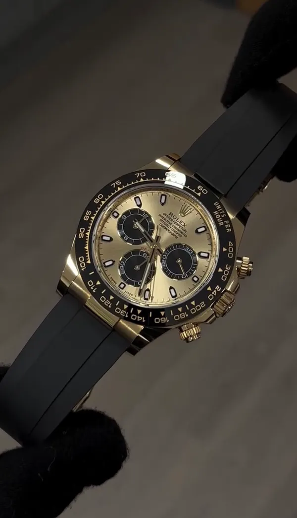 Daytona_Gold_Dial_Gold_Case_Silicon_Strap_Stylish_Watch_For_Men