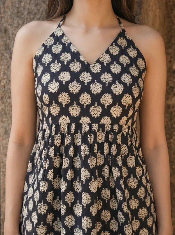 Black_Pure_Cotton_Sleeveless_V_Neck_Kurti_For_Women