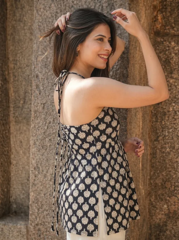 Black_Pure_Cotton_Sleeveless_V_Neck_Kurti_For_Women