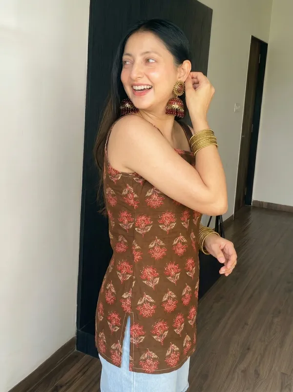Black_Pure_Cotton_Sleeveless_Square_Neck_Kurti_For_Women