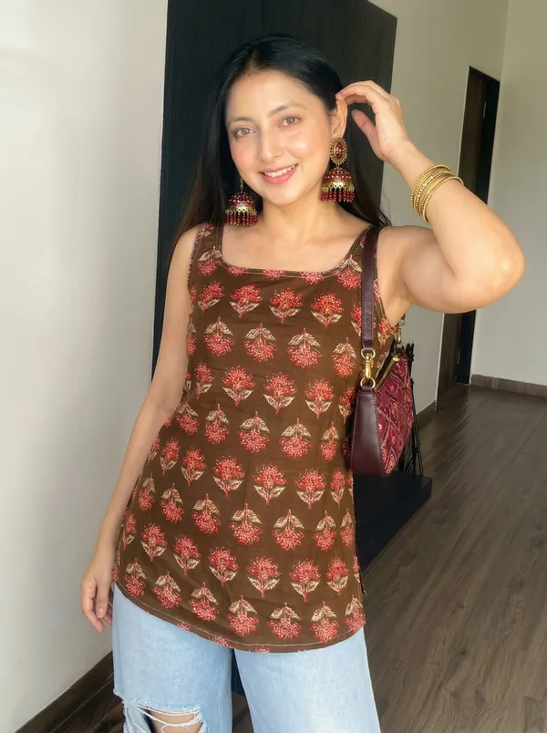 Black_Pure_Cotton_Sleeveless_Square_Neck_Kurti_For_Women