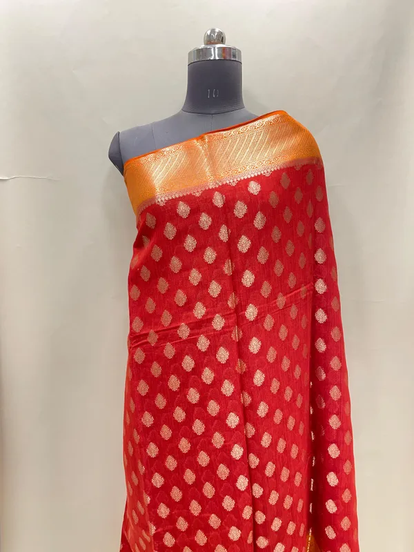 Humairah_Pure_Handloom_Red_Munga_Silk_Floral_Gold_Zari_Booti_with_Contrast_Orange_Floral_Jaal_Pallu_Skirt_Dual_Shade_Zari_Border_with_Orange_Blouse