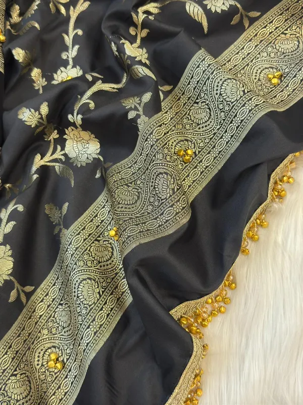 Grey_Silk_Zari_Booti_With_Ghungroo_And_Lace_Work_Banarasi_Suit_220PNJ_SG5