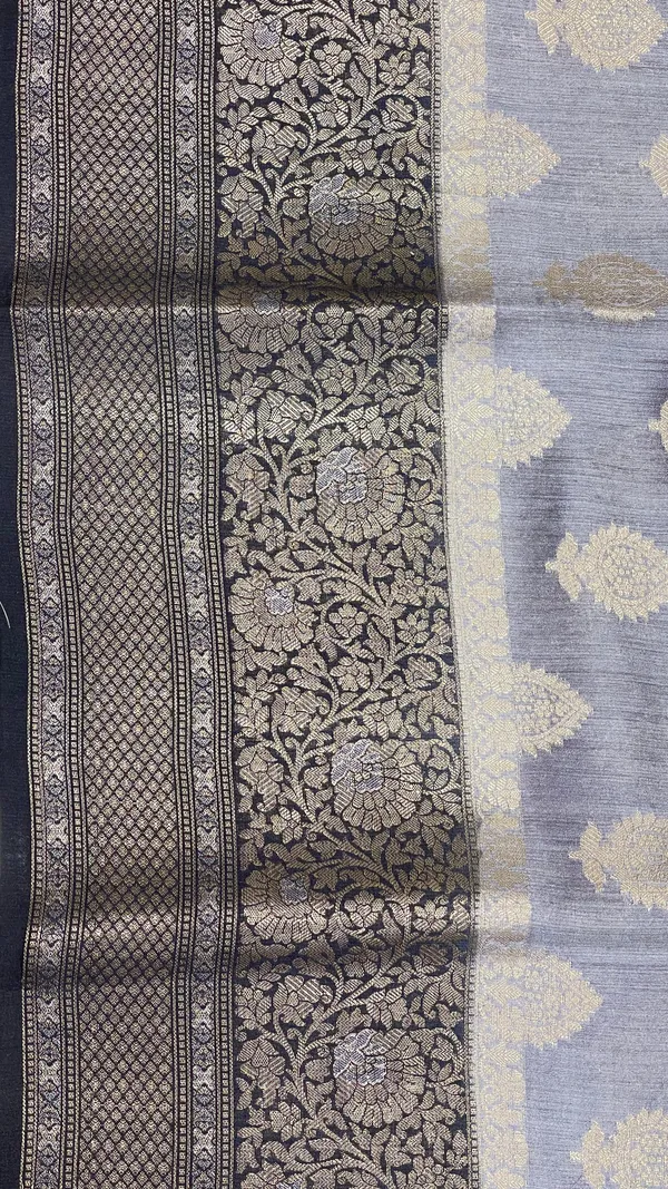 Humairah_Pure_Handloom_Grey_Munga_Silk_Floral_Gold_Zari_Booti_with_Contrast_Black_Floral_Jaal_Skirt_Dual_Shade_Mina_Zari_Border_with_Black_Blouse
