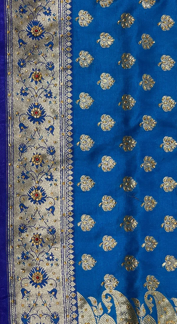 Humairah_Presents_Turqouise_Blue_Satin_Silk_Floral_Zari_Booti_Low_Stone_Work_Banarasi_Saree_with_Contrast_Blue_Pallu_and_Blue_Blouse