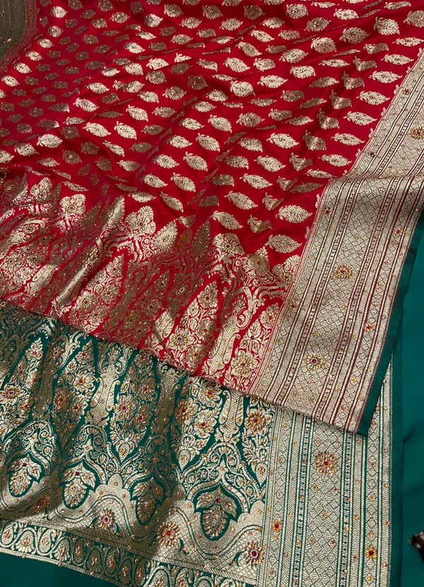 Humairah_Presents_Red_Satin_Silk_Floral_Leaf_Zari_Booti_Low_Stone_Work_Banarasi_Saree_with_Contrast_Green_Pallu_and_Green_Blouse