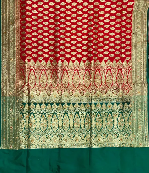 Humairah_Presents_Red_Satin_Silk_Floral_Leaf_Zari_Booti_Low_Stone_Work_Banarasi_Saree_with_Contrast_Green_Pallu_and_Green_Blouse