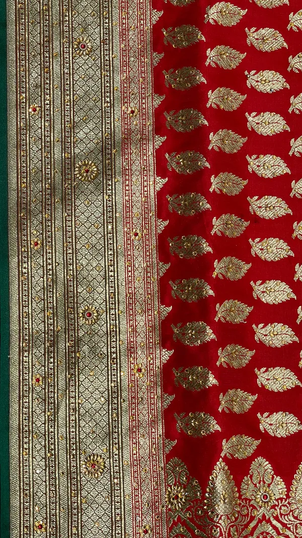 Humairah_Presents_Red_Satin_Silk_Floral_Leaf_Zari_Booti_Low_Stone_Work_Banarasi_Saree_with_Contrast_Green_Pallu_and_Green_Blouse