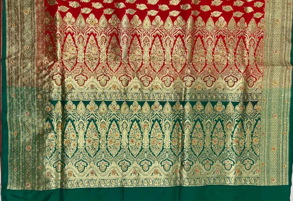 Humairah_Presents_Red_Satin_Silk_Floral_Leaf_Zari_Booti_Low_Stone_Work_Banarasi_Saree_with_Contrast_Green_Pallu_and_Green_Blouse