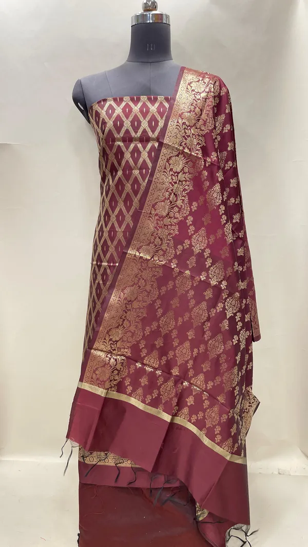 Humairah_Burgundy_Art_Silk_Diagonal_Zari_Zig-Zag_Stripe_3_pcs_Suit_set_with_Plain_Bottom_and_Tilfi_Floral_Zari_Diagonal_Burgundy_Dupatta