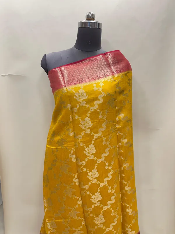 Humairah_Pure_Handloom_Gold_Munga_Silk_Floral_Gold_Zari_Jaal_with_Contrast_Pink_Floral_Jaal_Pallu_Skirt_Dual_Shade_Zari_Border_with_Pink_Blouse