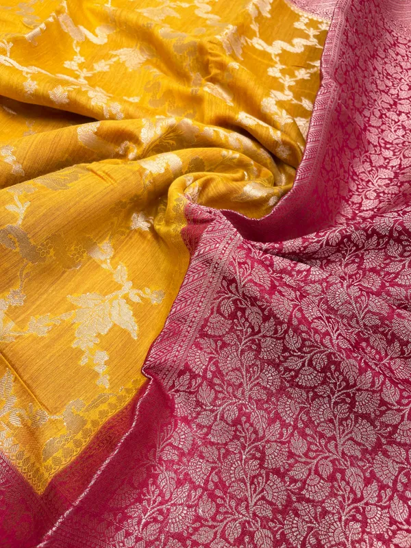 Humairah_Pure_Handloom_Gold_Munga_Silk_Floral_Gold_Zari_Jaal_with_Contrast_Pink_Floral_Jaal_Pallu_Skirt_Dual_Shade_Zari_Border_with_Pink_Blouse