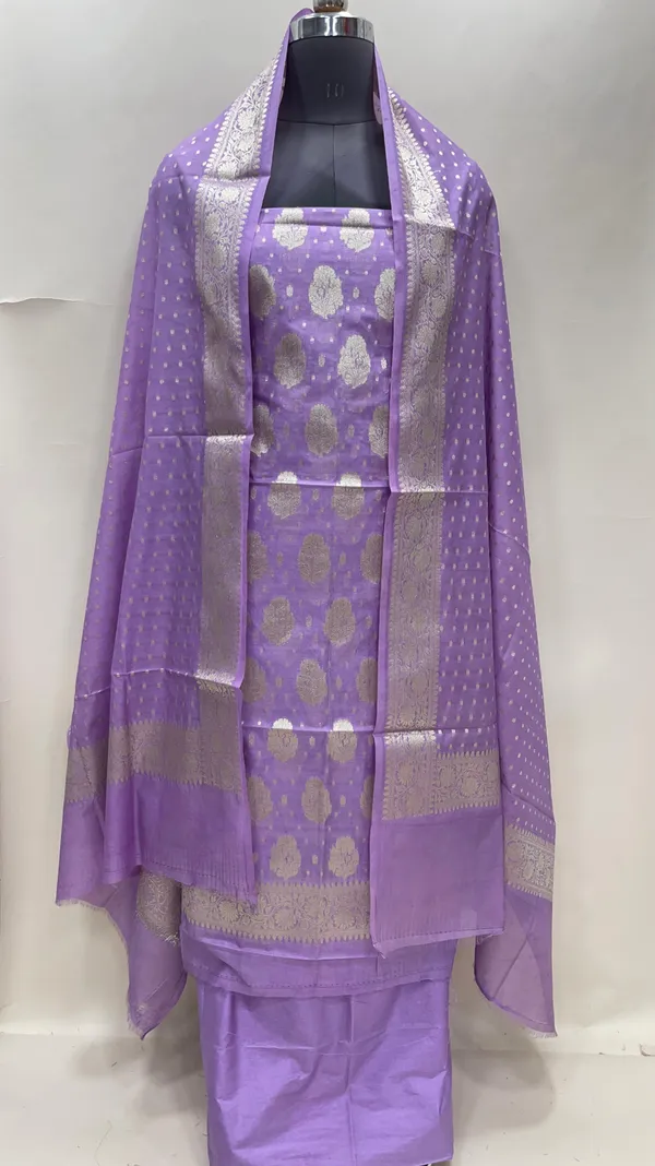Humairah_Light_Purple_Semi_Georgette_Floral_Silver_Zari_Booti_3_pcs_Suit_set_with_Plain_Bottom_and_Chunri_Zari_Booti_Light_Purple_Dupatta