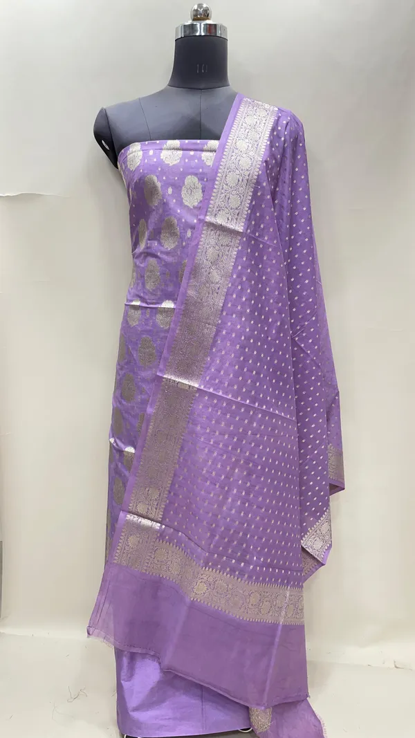 Humairah_Light_Purple_Semi_Georgette_Floral_Silver_Zari_Booti_3_pcs_Suit_set_with_Plain_Bottom_and_Chunri_Zari_Booti_Light_Purple_Dupatta