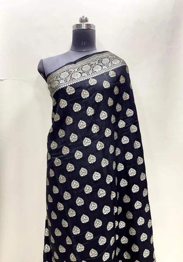 Humairah_Pure_Handloom_Black_Munga_Silk_Copper_Silver_Zari_Booti_with_Floral_Zari_Jaal_Pallu_and_Black_Blouse