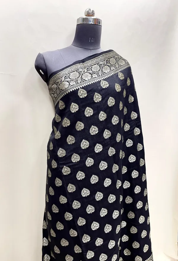 Humairah_Pure_Handloom_Black_Munga_Silk_Copper_Silver_Zari_Booti_with_Floral_Zari_Jaal_Pallu_and_Black_Blouse
