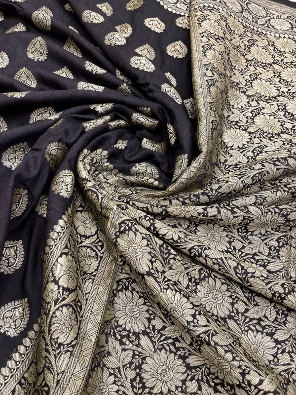 Humairah_Pure_Handloom_Black_Munga_Silk_Copper_Silver_Zari_Booti_with_Floral_Zari_Jaal_Pallu_and_Black_Blouse