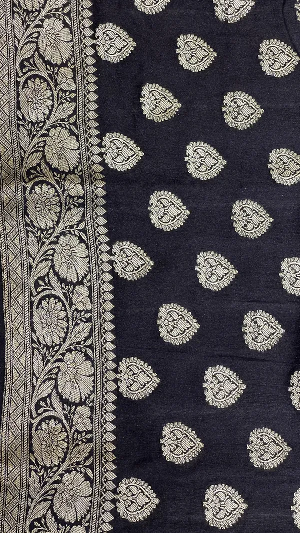Humairah_Pure_Handloom_Black_Munga_Silk_Copper_Silver_Zari_Booti_with_Floral_Zari_Jaal_Pallu_and_Black_Blouse