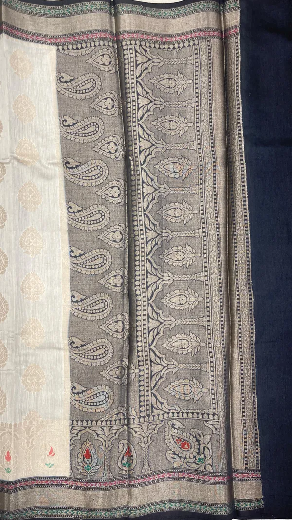 Humairah_Pure_Handloom_Off_white_Munga_Silk_Floral_Zari_Booti_Contrast_Black_Mina_Zari_Border_with_Paisley_Black_Pallu_and_Black_Blouse