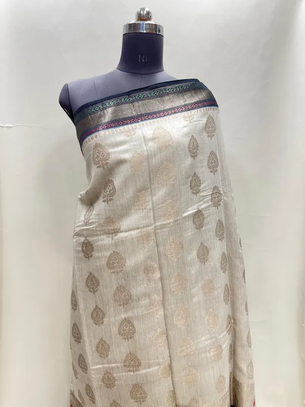 Humairah_Pure_Handloom_Off_white_Munga_Silk_Floral_Zari_Booti_Contrast_Black_Mina_Zari_Border_with_Paisley_Black_Pallu_and_Black_Blouse