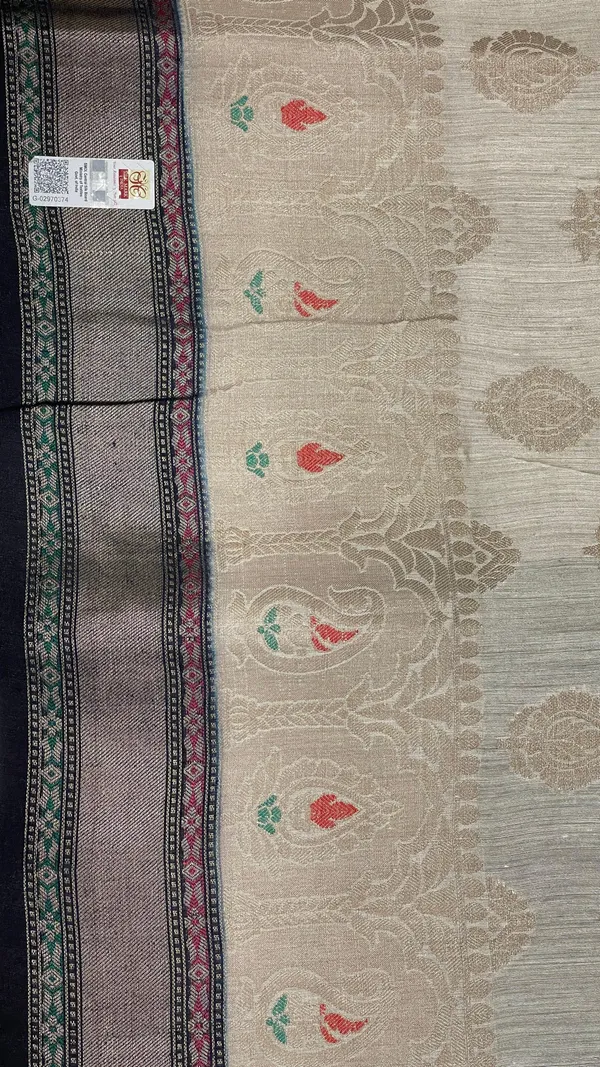 Humairah_Pure_Handloom_Off_white_Munga_Silk_Floral_Zari_Booti_Contrast_Black_Mina_Zari_Border_with_Paisley_Black_Pallu_and_Black_Blouse