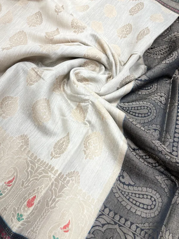 Humairah_Pure_Handloom_Off_white_Munga_Silk_Floral_Zari_Booti_Contrast_Black_Mina_Zari_Border_with_Paisley_Black_Pallu_and_Black_Blouse