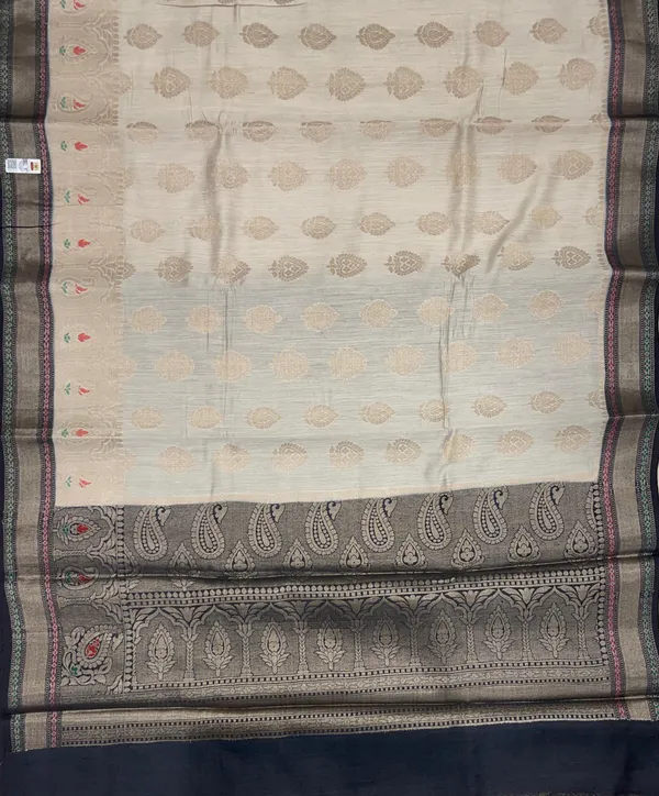 Humairah_Pure_Handloom_Off_white_Munga_Silk_Floral_Zari_Booti_Contrast_Black_Mina_Zari_Border_with_Paisley_Black_Pallu_and_Black_Blouse