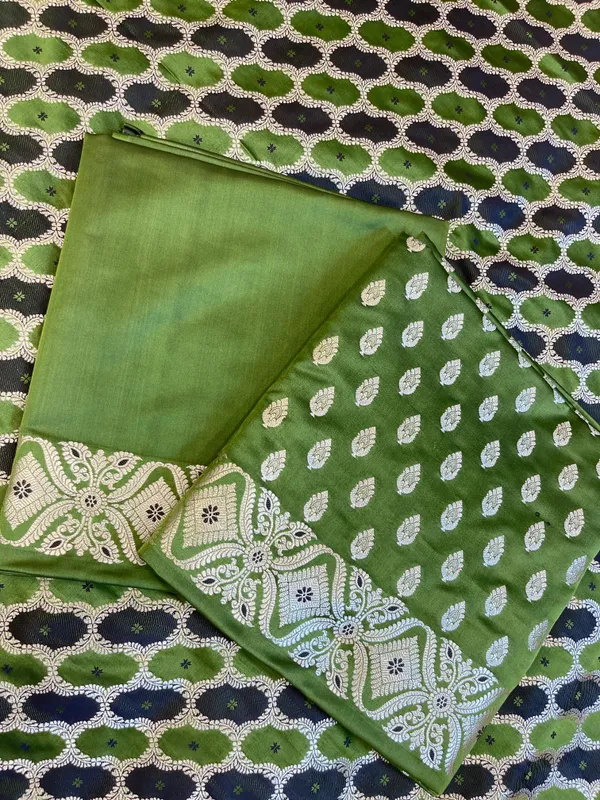 Green_Mashru_Silk_Floral_Zari_Booti_with_Rangkaat_Dupatta_Banarasi_3_pcs_Suit_Set_26AJ_MSR11