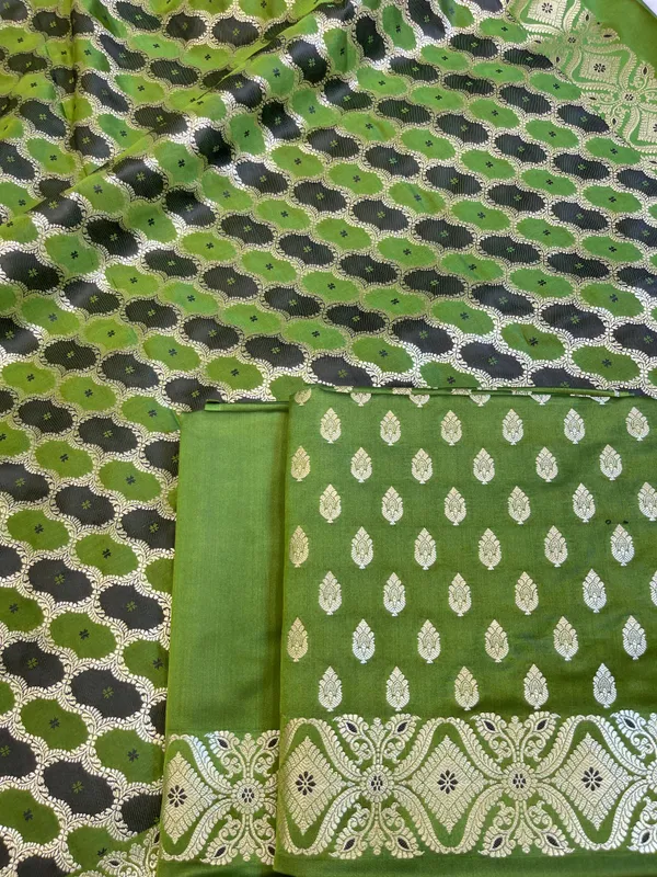 Green_Mashru_Silk_Floral_Zari_Booti_with_Rangkaat_Dupatta_Banarasi_3_pcs_Suit_Set_26AJ_MSR11