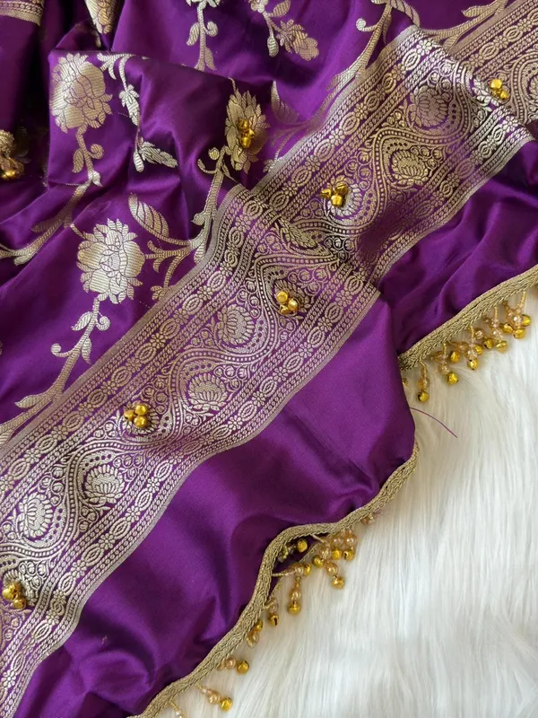 Lavander_Silk_Zari_Booti_With_Ghungroo_And_Lace_Work_Banarasi_Suit_220PNJ_SG2