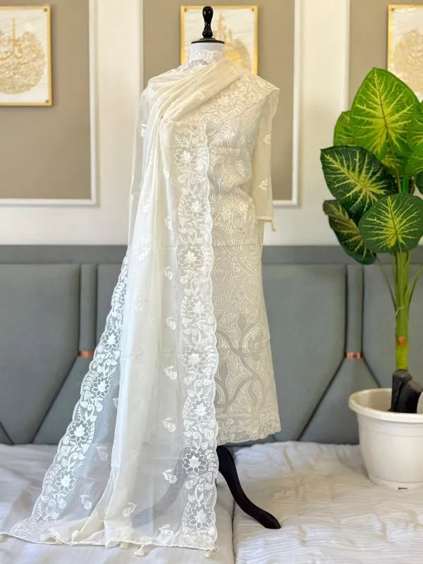 Off_White_Mal_Chanderi_Thread_Embroidery_Applique_Jaal_Banarasi_Suit_With_Thread_Embroidery_Dupatta_225Pnj_Mla3