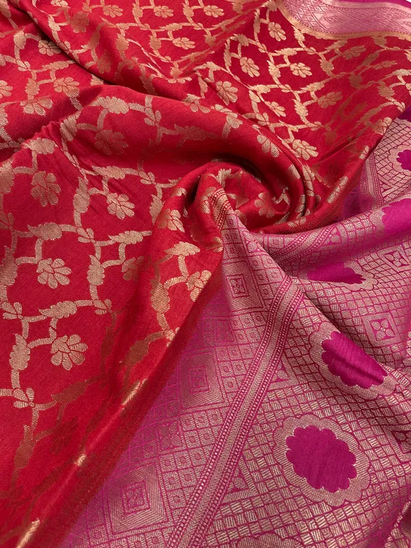 Humairah_Pure_Handloom_Red_Munga_Silk_Floral_Copper_Zari_Jaal_with_Contrast_Magenta_Polka_Dot_Pallu_Skirt_Dual_Shade_Mina_Zari_Border_with_Magenta_Blouse