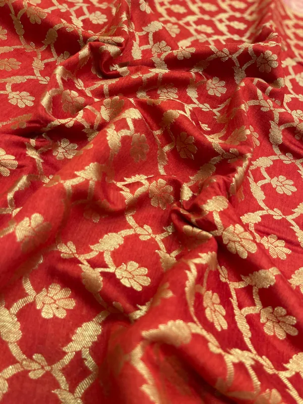 Humairah_Pure_Handloom_Red_Munga_Silk_Floral_Copper_Zari_Jaal_with_Contrast_Magenta_Polka_Dot_Pallu_Skirt_Dual_Shade_Mina_Zari_Border_with_Magenta_Blouse