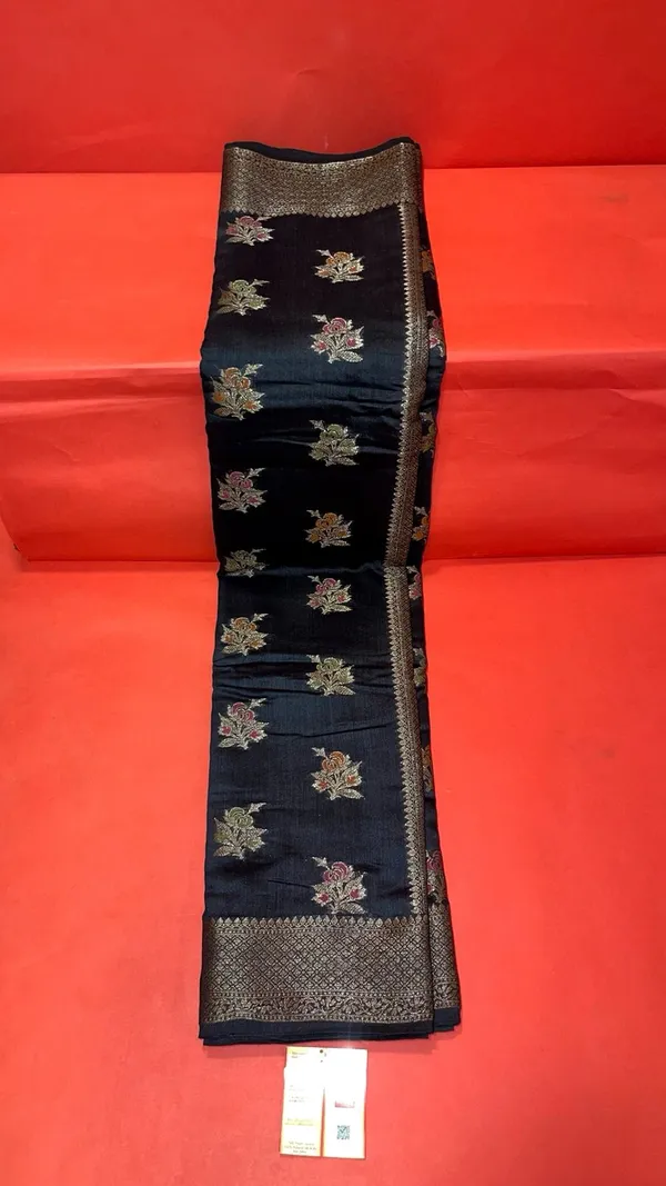 Humairah_Pure_Handloom_Black_Munga_Silk_Floral_Minakari_Zari_Booti_Banarasi_Floral_Jaal_Pallu_with_Black_Blouse_Piece