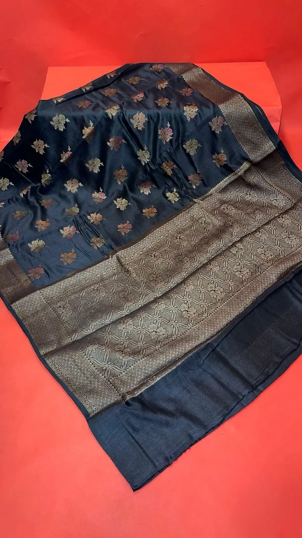 Humairah_Pure_Handloom_Black_Munga_Silk_Floral_Minakari_Zari_Booti_Banarasi_Floral_Jaal_Pallu_with_Black_Blouse_Piece