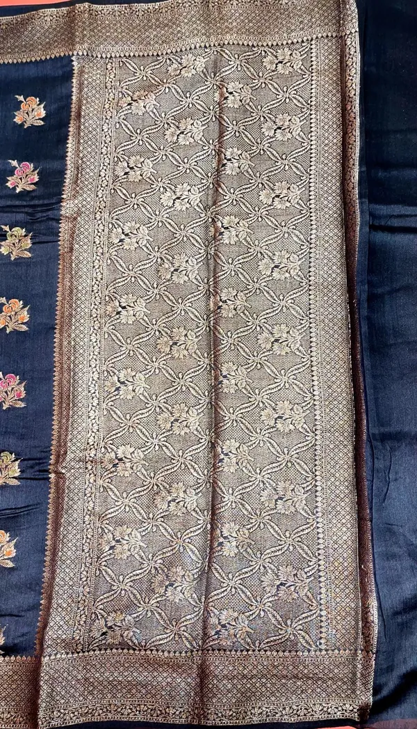 Humairah_Pure_Handloom_Black_Munga_Silk_Floral_Minakari_Zari_Booti_Banarasi_Floral_Jaal_Pallu_with_Black_Blouse_Piece