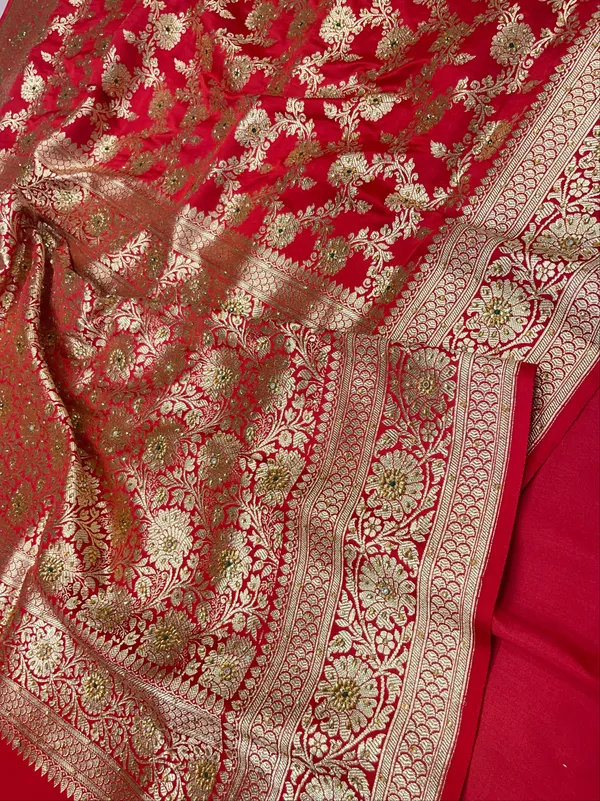 Humairah_Presents_Red_Satin_Silk_Floral_Zari_Jaal_Low_Stone_Work_Banarasi_Saree_with_Floral_Zari_Jaal_Pallu_and_Red_Blouse