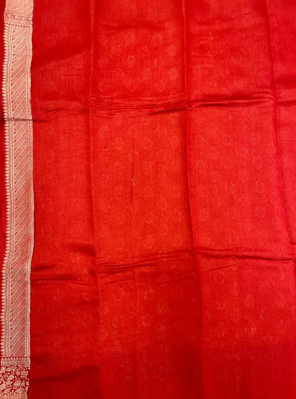 Humairah_Pure_Handloom_Gold_Munga_Silk_Floral_Gold_Zari_Booti_with_Contrast_Maroon_Floral_Jaal_Pallu_Skirt_Dual_Shade_Zari_Border_with_Maroon_Blouse