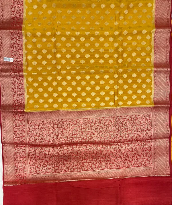 Humairah_Pure_Handloom_Gold_Munga_Silk_Floral_Gold_Zari_Booti_with_Contrast_Maroon_Floral_Jaal_Pallu_Skirt_Dual_Shade_Zari_Border_with_Maroon_Blouse