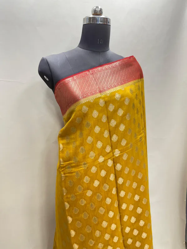Humairah_Pure_Handloom_Gold_Munga_Silk_Floral_Gold_Zari_Booti_with_Contrast_Maroon_Floral_Jaal_Pallu_Skirt_Dual_Shade_Zari_Border_with_Maroon_Blouse
